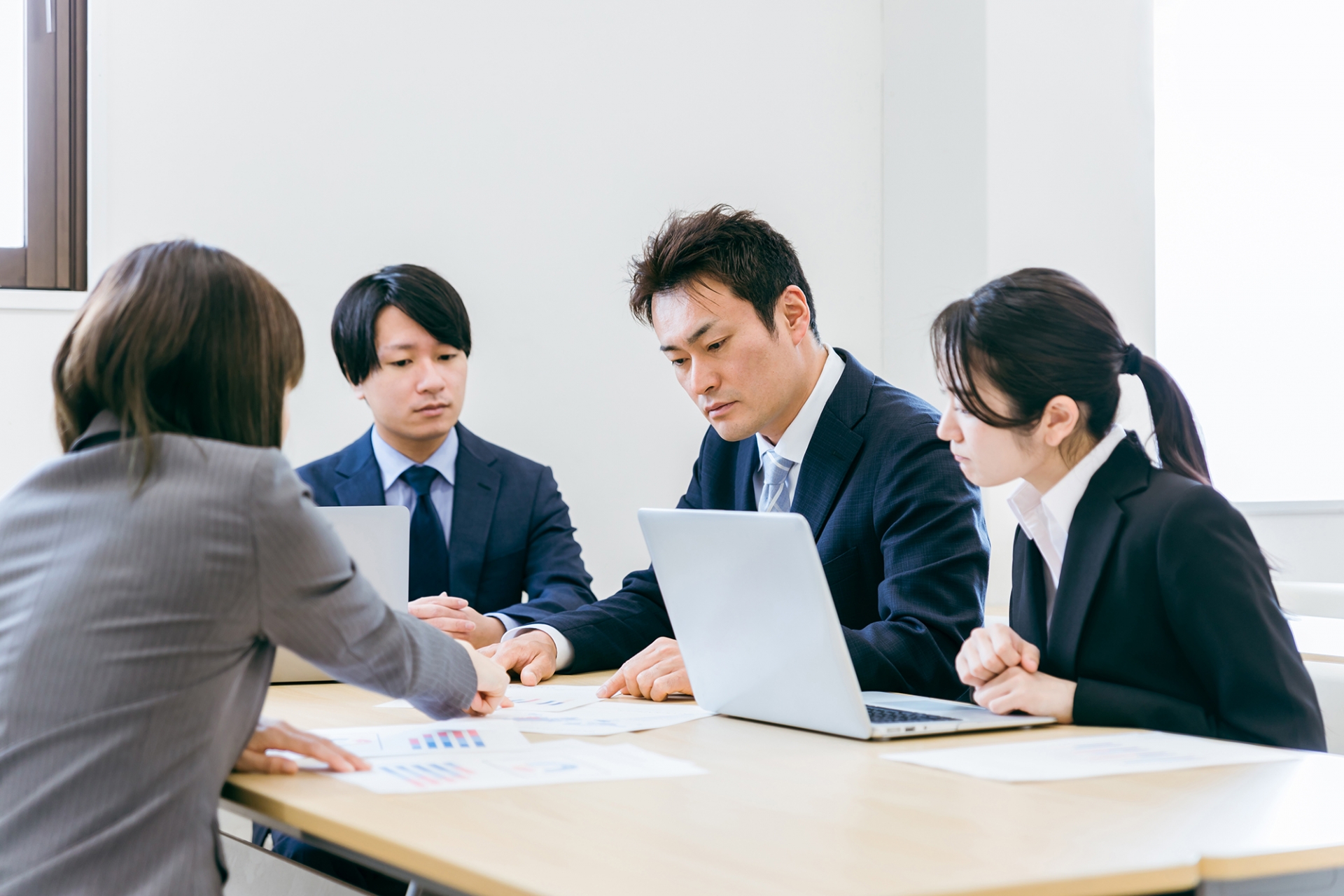 社交不安のひとは会議中にどんなことを感じやすいか？