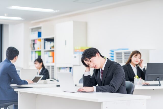 在職中なのに「逃げ場がない」と感じるあなたへ。その苦しさの背景と、今できること