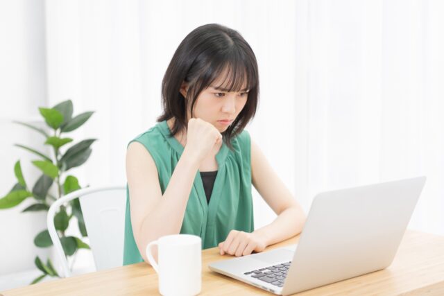 「あの人ばかりずるい」が止まらないとき。妬みが怒りに変わる仕組みと、心がラクになる対処法